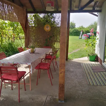 Blossom Cottage - 